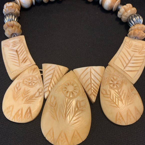 Vintage tribal style carved faux bone & metal bead necklace. Pre loved - Picture 2 of 5
